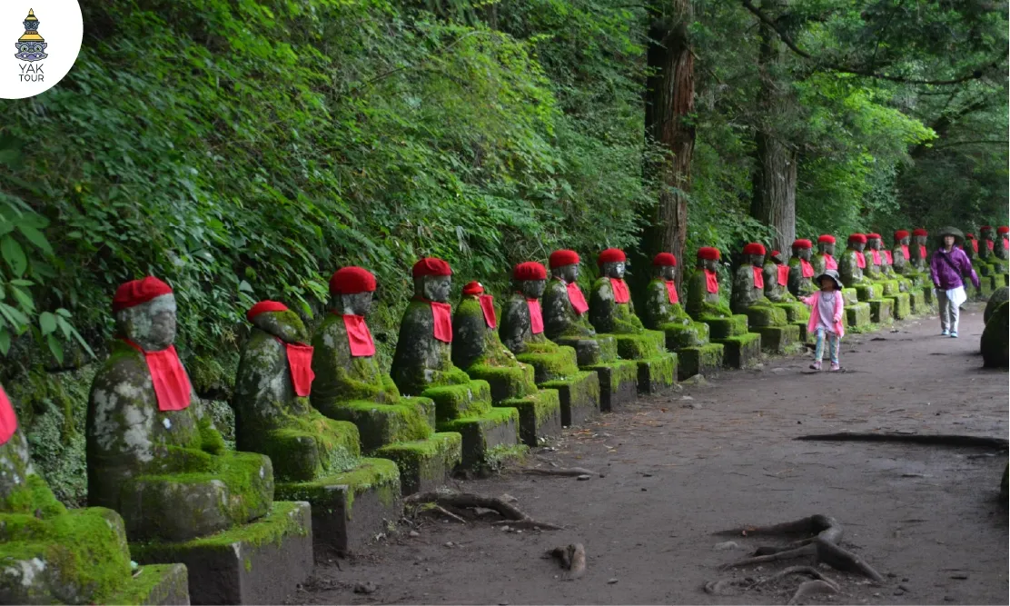 รูปปั้นหินพระจิโซ Bake Jizo เรียงรายริมหุบเหวคันมันกาฟุจิในนิกโก้