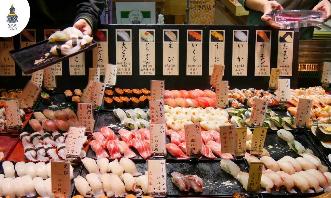 แผงขายซูชิและอาหารทะเลสดๆ ราคาประหยัดที่ตลาดคาราโตะใกล้เมืองฟุกุโอกะ