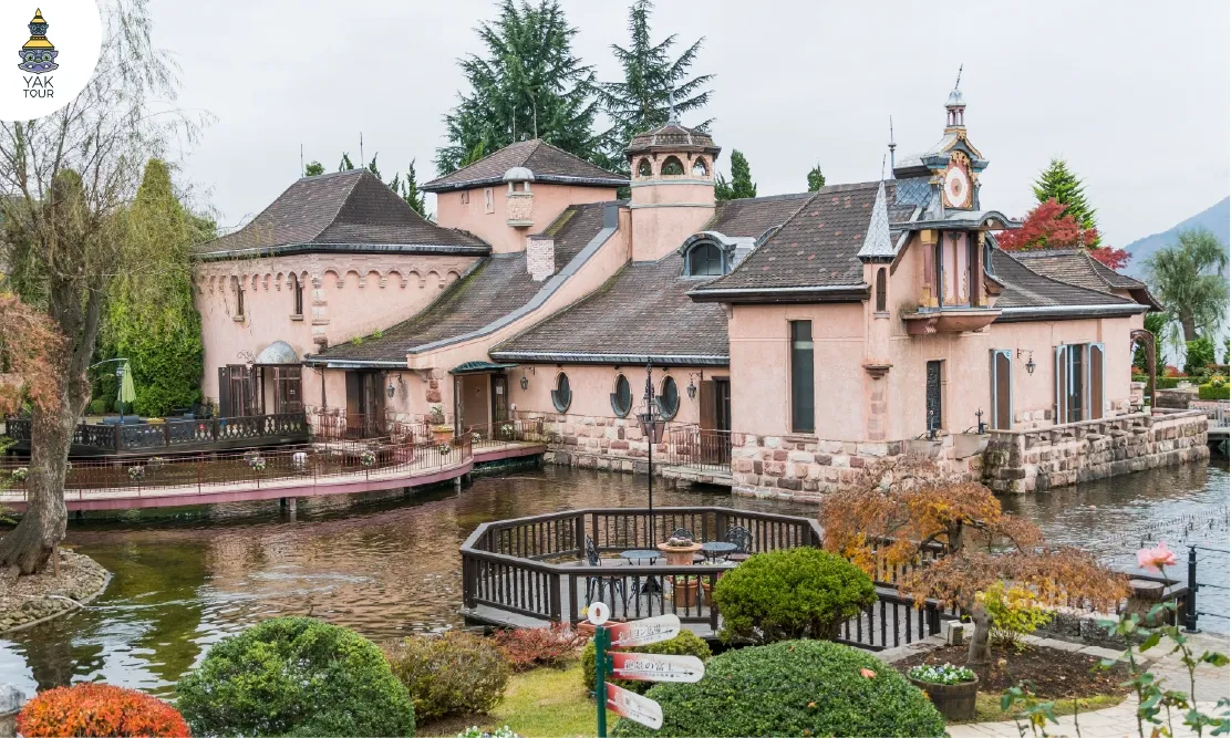 อาคารสไตล์ยุโรปริมน้ำในพิพิธภัณฑ์ป่าแห่งเสียงดนตรีจุดเช็คอินสุดโรแมนติก