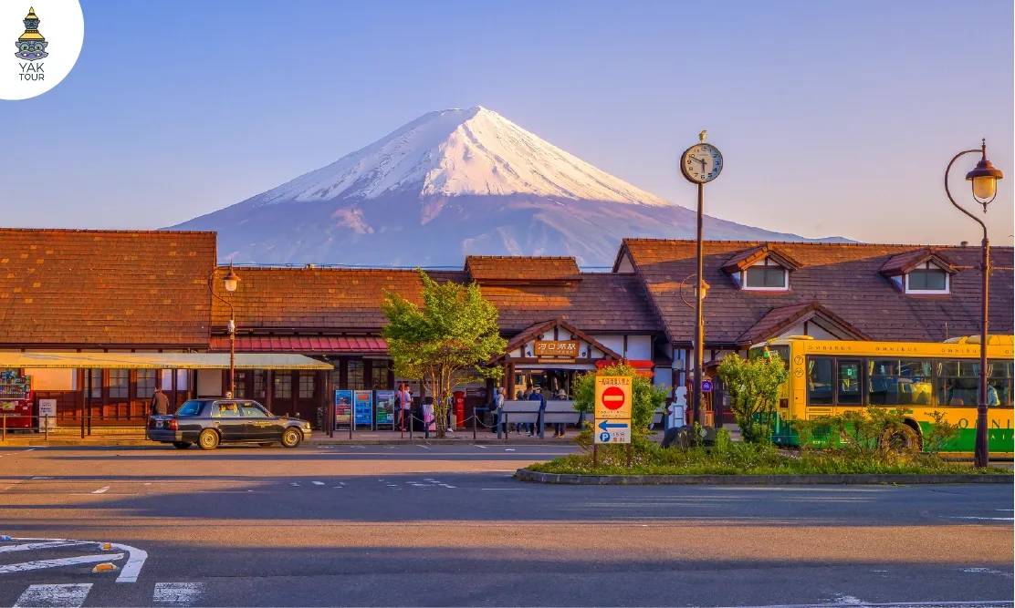  มุมถ่ายรูปยอดฮิตหน้าสถานีรถไฟคาวากุจิโกะที่มีภูเขาไฟฟูจิเป็นฉากหลัง