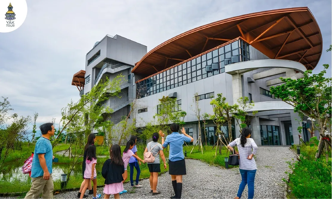 ครอบครัวเดินเล่นหน้าอาคารดีไซน์ทันสมัยของศูนย์วัฒนธรรมชาไข่มุกคิลิเบย์