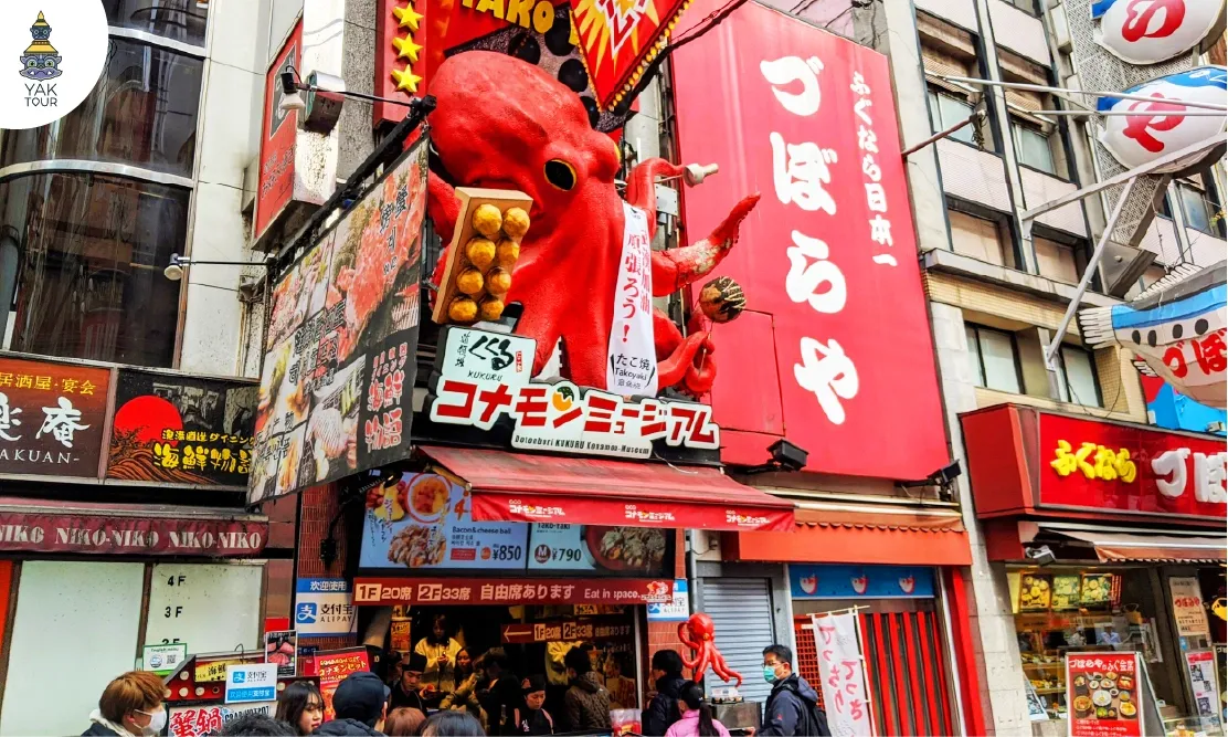 ป้ายปลาหมึกยักษ์สีแดงหน้าพิพิธภัณฑ์โคนะมงร้านทาโกะยากิชื่อดัง
