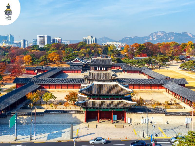 ทัศนียภาพมุมสูงของพระราชวังชางด็อกกุง (Changdeokgung Palace) ท่ามกลางบรรยากาศใบไม้เปลี่ยนสีหลากสีสันในกรุงโซล ประเทศเกาหลีใต้