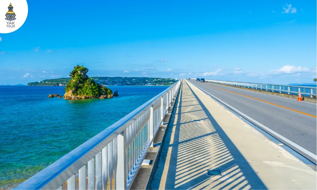 สะพานโคอุริทอดยาวผ่านทะเลสีฟ้าใสเชื่อมต่อไปยังเกาะโคอุริ