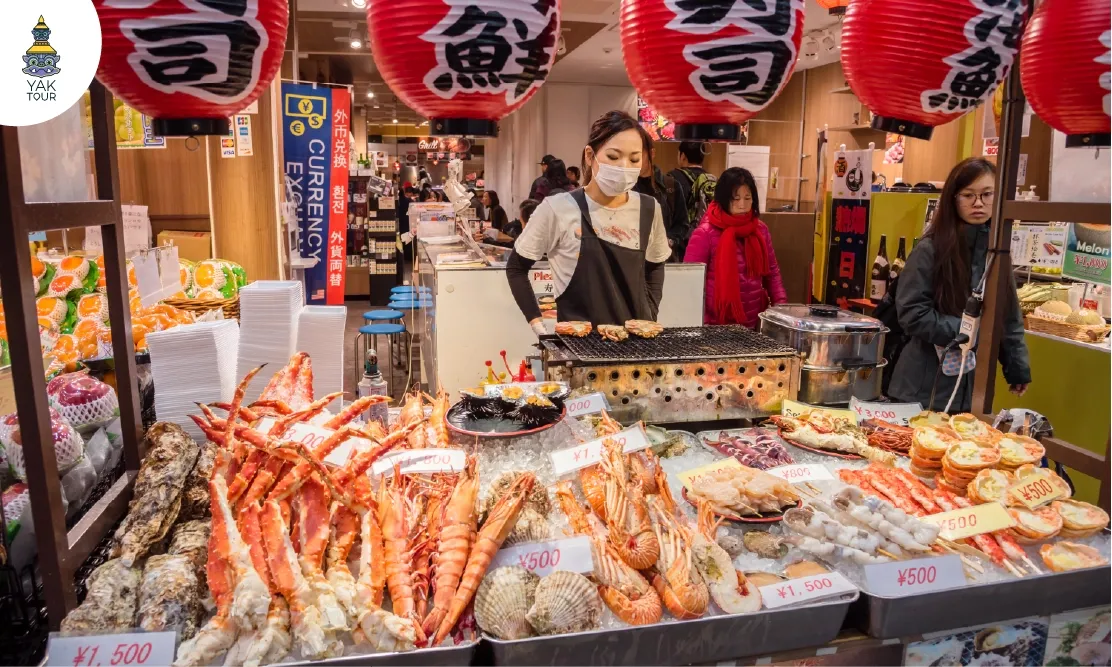 แผงขายอาหารทะเลสดๆ และปูยักษ์ละลานตาในตลาดคุโรมง