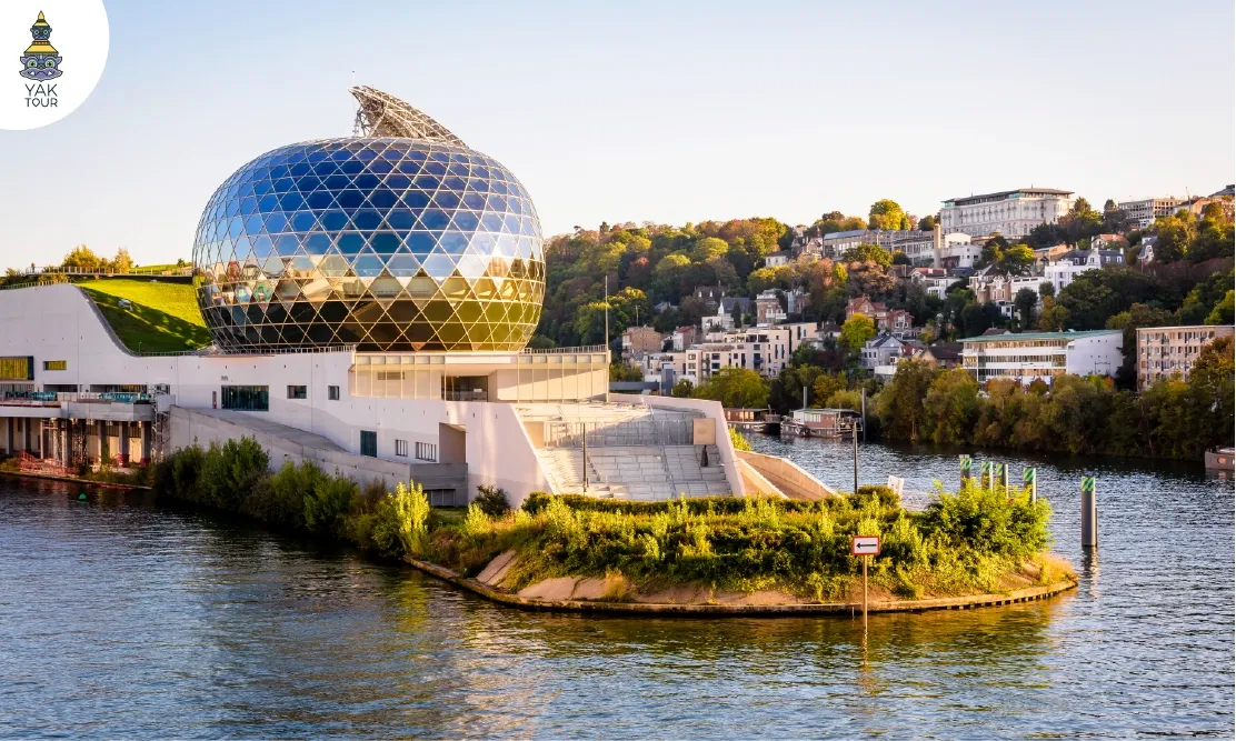 อาคารทรงกลมกระจกดีไซน์ล้ำสมัยของ La Seine Musicale บนเกาะ Seguin