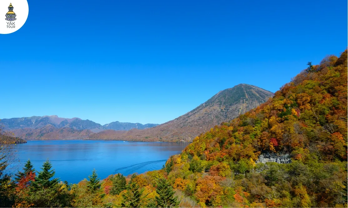 ทะเลสาบชูเซ็นจิ Lake Chuzenji ท่ามกลางใบไม้เปลี่ยนสีฤดูใบไม้ร่วงและภูเขานันไต