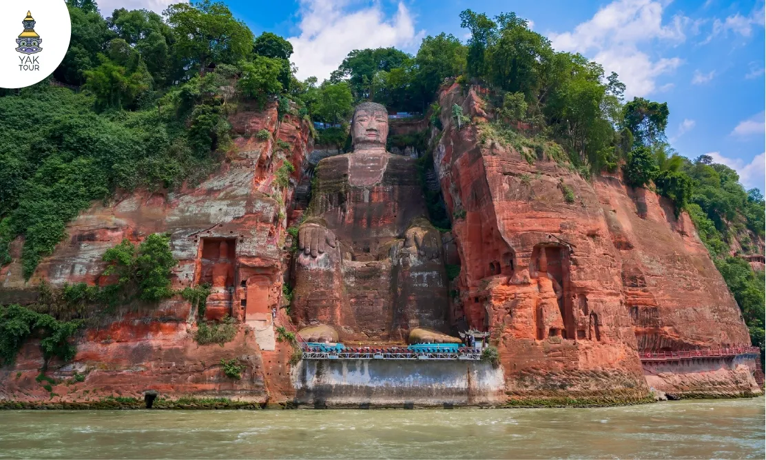 พระพุทธรูปนั่งแกะสลักริมหน้าผาพระใหญ่เล่อซานมรดกโลกริมแม่น้ำ