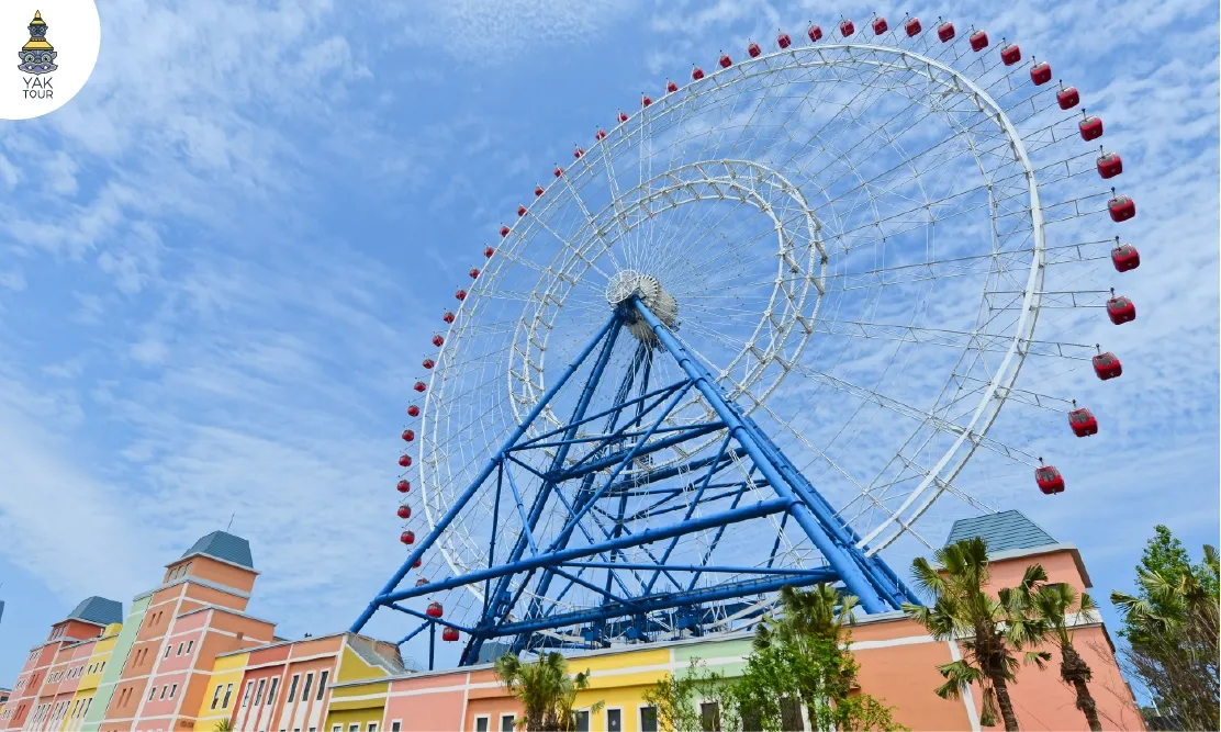 สวนสนุกลี่เป่าแลนด์ Lihpao Land กับชิงช้าสวรรค์ยักษ์สีขาวโดดเด่นตัดกับท้องฟ้าสดใส