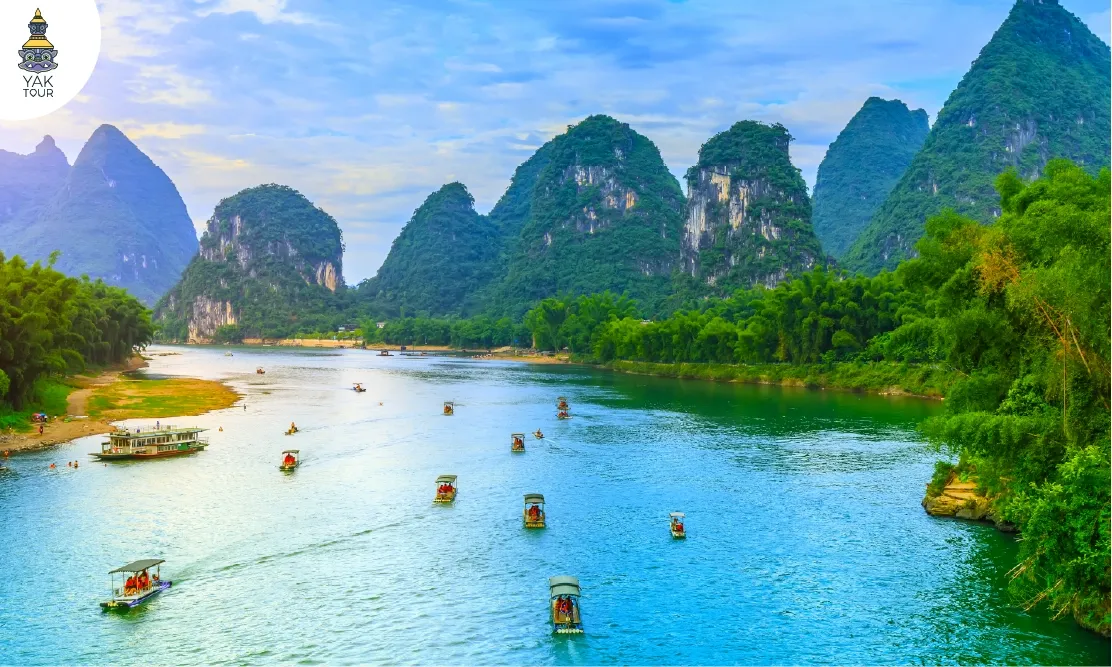 การล่องแพชมทัศนียภาพภูเขาหินปูนริมแม่น้ำหลีเจียง เมืองกุ้ยหลิน