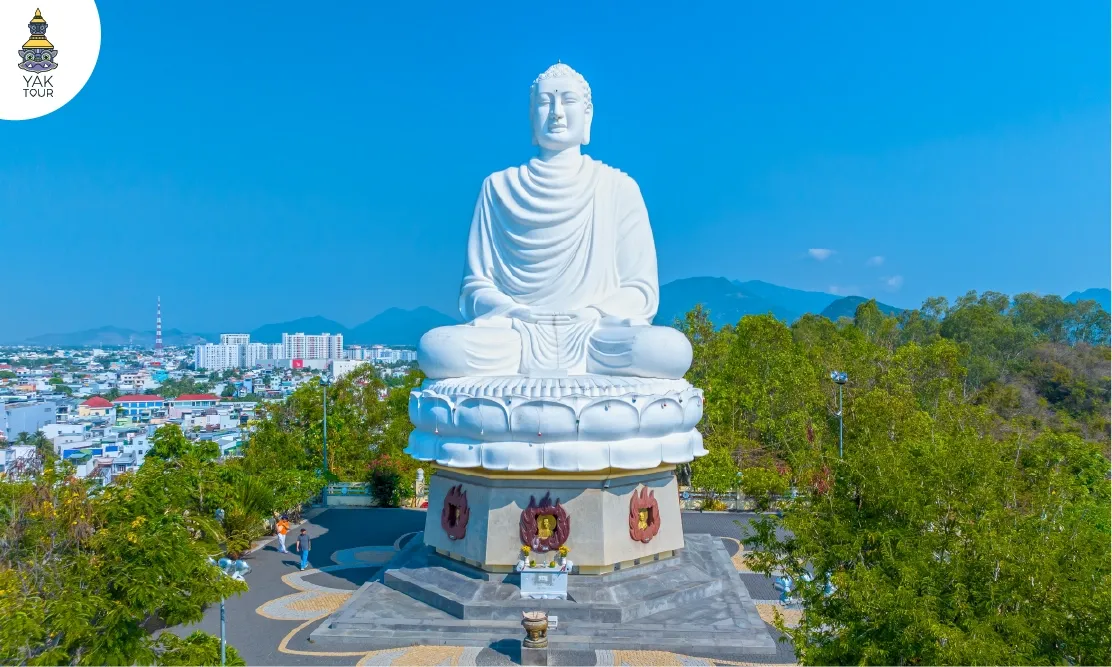 พระพุทธรูปสีขาวองค์ใหญ่ประดิษฐานโดดเด่นบนยอดเขาวัดลองเซิน