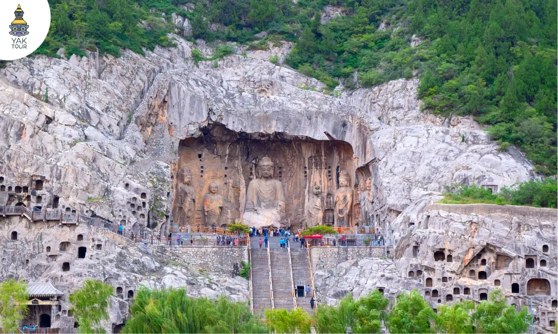 พระพุทธรูปแกะสลักขนาดใหญ่บนหน้าผาหินที่ถ้ำผาหลงเหมิน เมืองลั่วหยาง