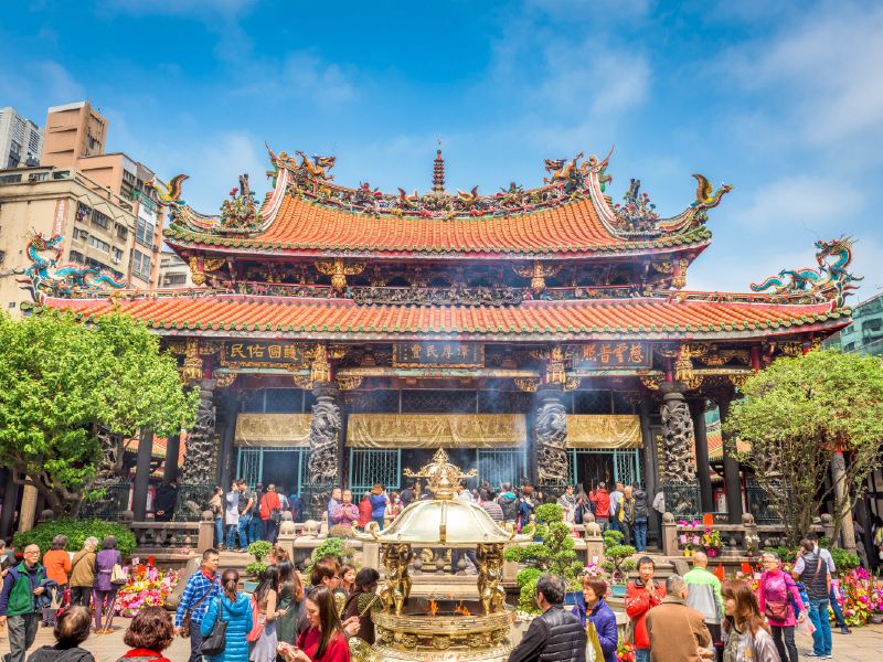 บรรยากาศผู้คนกราบไหว้ขอพร ณ วัดหลงซาน ไต้หวัน วัดเก่าแก่ที่มีชื่อเสียงที่สุดแห่งหนึ่งในกรุงไทเป