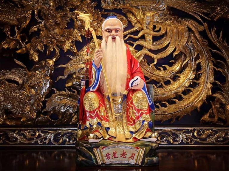 องค์เทพผู้เฒ่าจันทรา วัดหลงซาน เทพเจ้าแห่งบุพเพสันนิวาสที่คนนิยมมาขอพรเรื่องความรักในไทเป