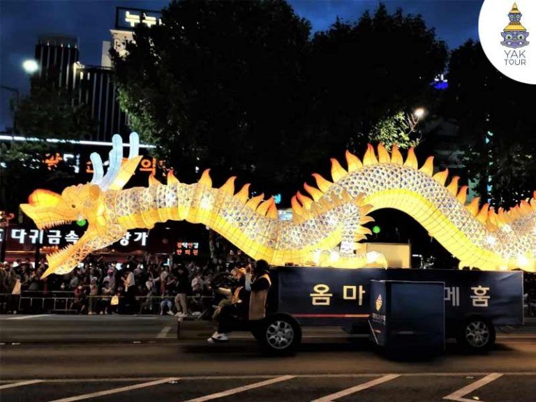 ขบวนแห่โคมไฟดอกบัวและโคมไฟรูปมังกรในเทศกาลโคมไฟดอกบัวที่ส่องแสงระยิบระยับใจกลางกรุงโซล