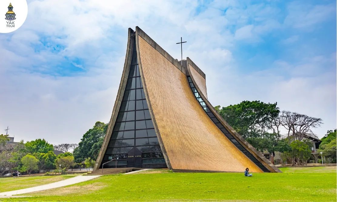 โบสถ์ลูซ Luce Memorial Chapel ไถจง โบสถ์ทรงพนมมือสุดคลาสสิกท่ามกลางสนามหญ้าในมหาวิทยาลัยโตไก