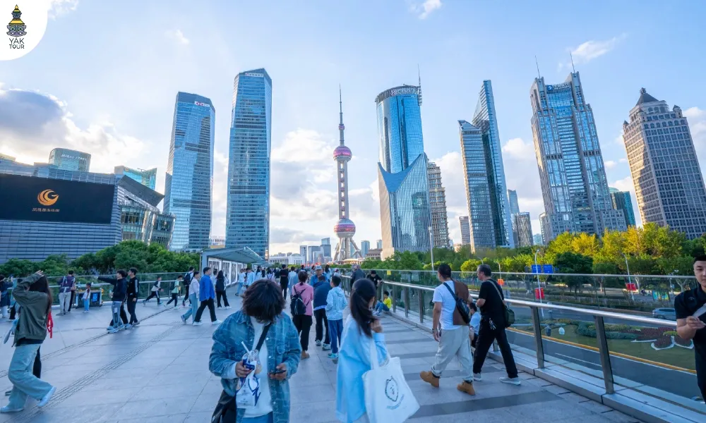 ทัศนียภาพกลุ่มตึกระฟ้าในย่านลู่เจียจุ่ย(Lujiazui) ฝั่งผู่ตง แหล่งรวมตึกระฟ้าที่ทันสมัยที่สุด