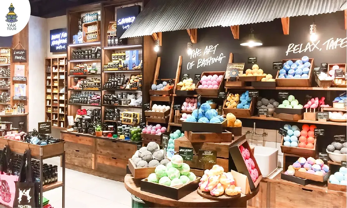 โซนจัดแสดงผลิตภัณฑ์สบู่แฮนด์เมดและบาธบอมบ์ภายในร้าน LUSH