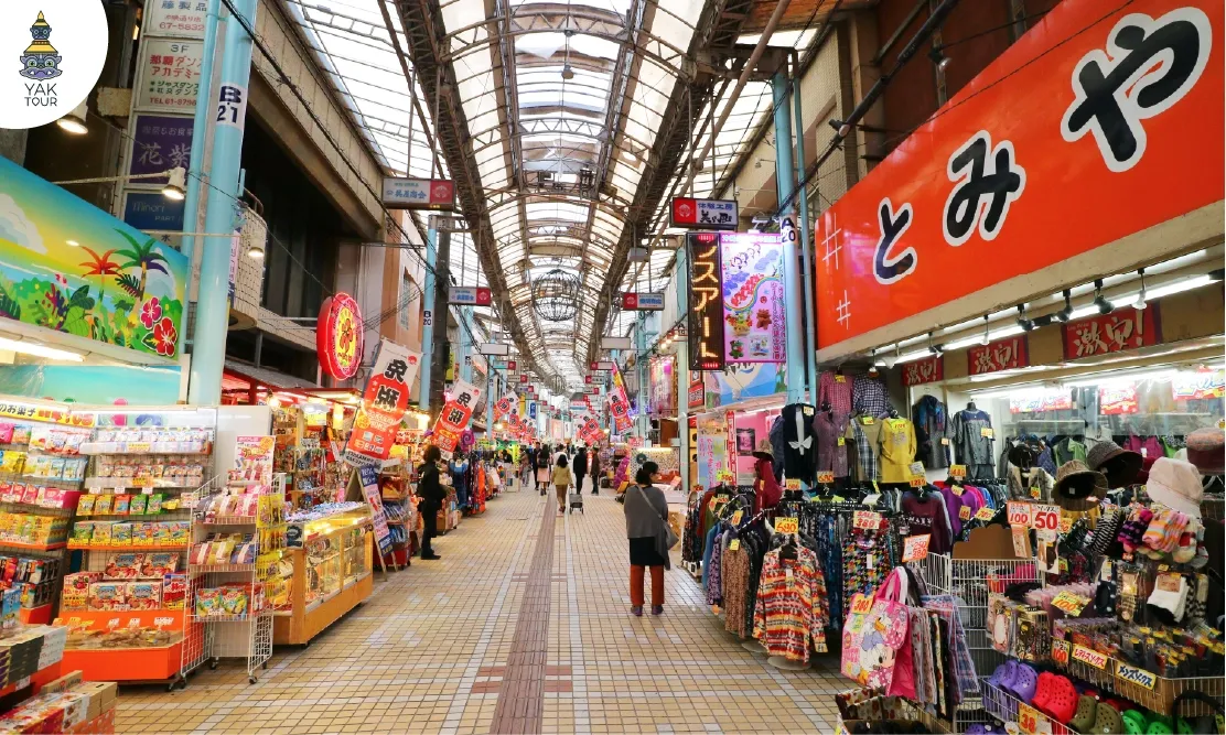 ทางเดินช้อปปิ้งและร้านค้าท้องถิ่นภายในตลาดสาธารณะมะกิชิ