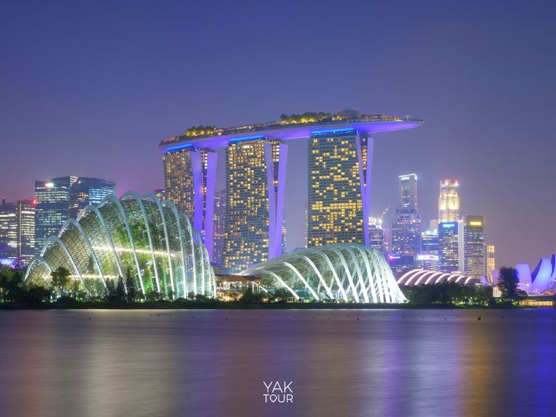 ตึกรูปทรงเรือสุดล้ำ มารีน่า เบย์ แซนด์ส Marina Bay Sands และโดมแก้วพฤกษศาสตร์ยามค่ำคืน
