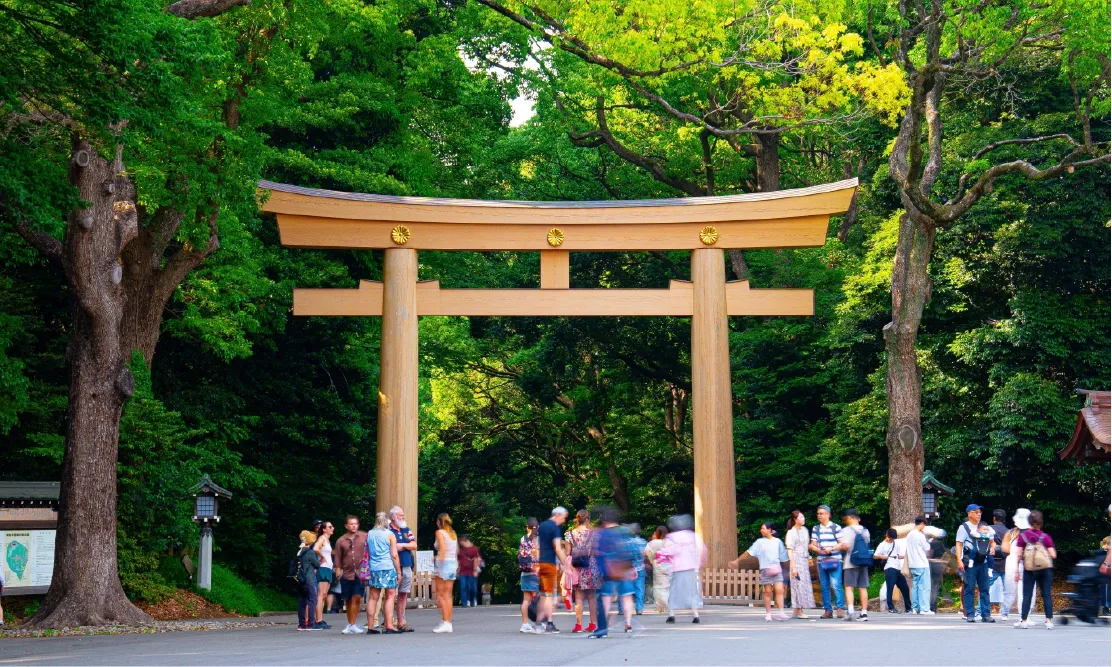 เสาโทริอิไม้ขนาดยักษ์ทางเข้าศาลเจ้าเมจิย่านฮาราจูกุ