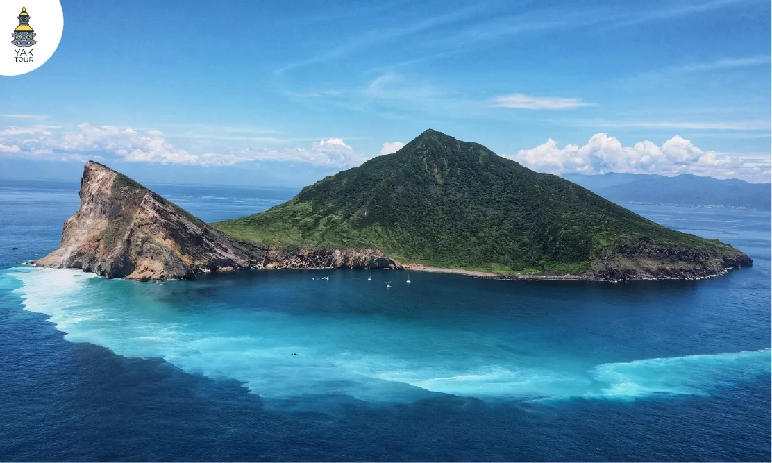 ปรากฏการณ์น้ำทะเลสีน้ำนมสีฟ้าพาสเทลตัดกับสีน้ำเงินเข้มรอบเกาะกุยซาน