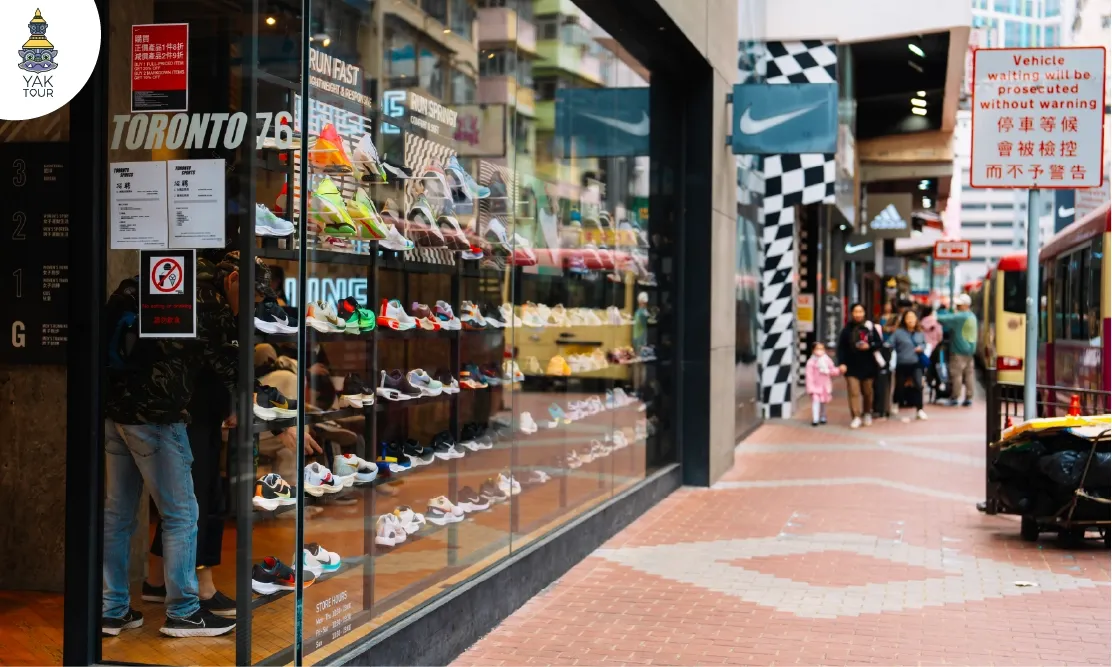 บรรยากาศถนน Sneaker Street (Fa Yuen Street) ที่เต็มไปด้วยร้านรองเท้าและผู้คนคึกคักในมงก๊ก