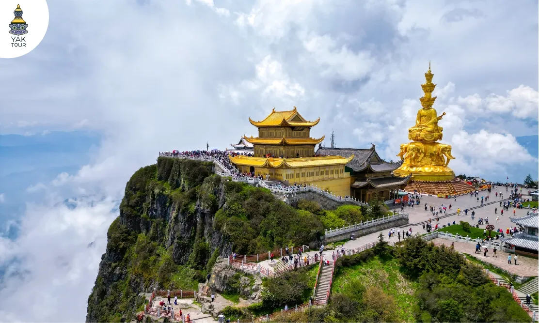 องค์พระโพธิสัตว์สีทองบนยอดเขาจินติ่งท่ามกลางทะเลหมอกที่ภูเขาเอ๋อเหมยซาน