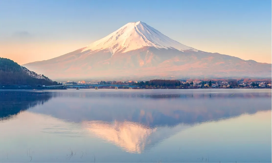 วิวภูเขาไฟฟูจิสะท้อนน้ำที่ทะเลสาบคาวากูจิโกะ