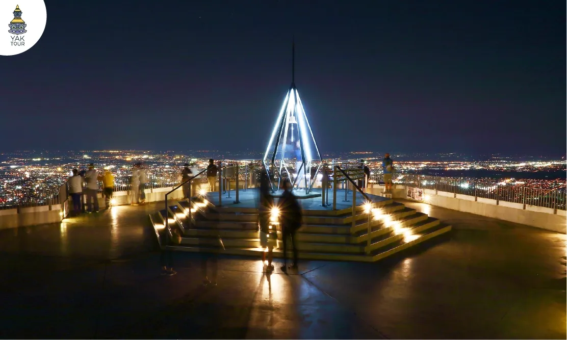 ระฆังแห่งความสุขบนยอดเขาโมอิวะพร้อมวิวเมืองตอนกลางคืน