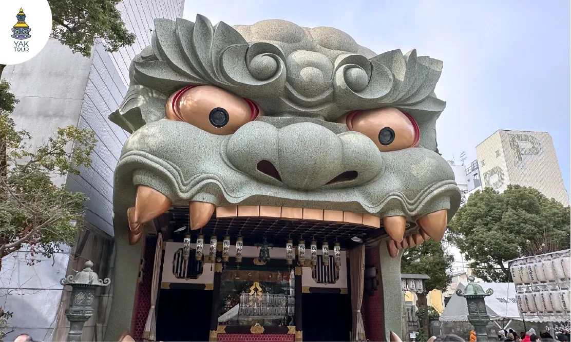 สถาปัตยกรรมหัวสิงโตยักษ์อันเป็นเอกลักษณ์ ณ ศาลเจ้านัมบะ ยาซากะ
