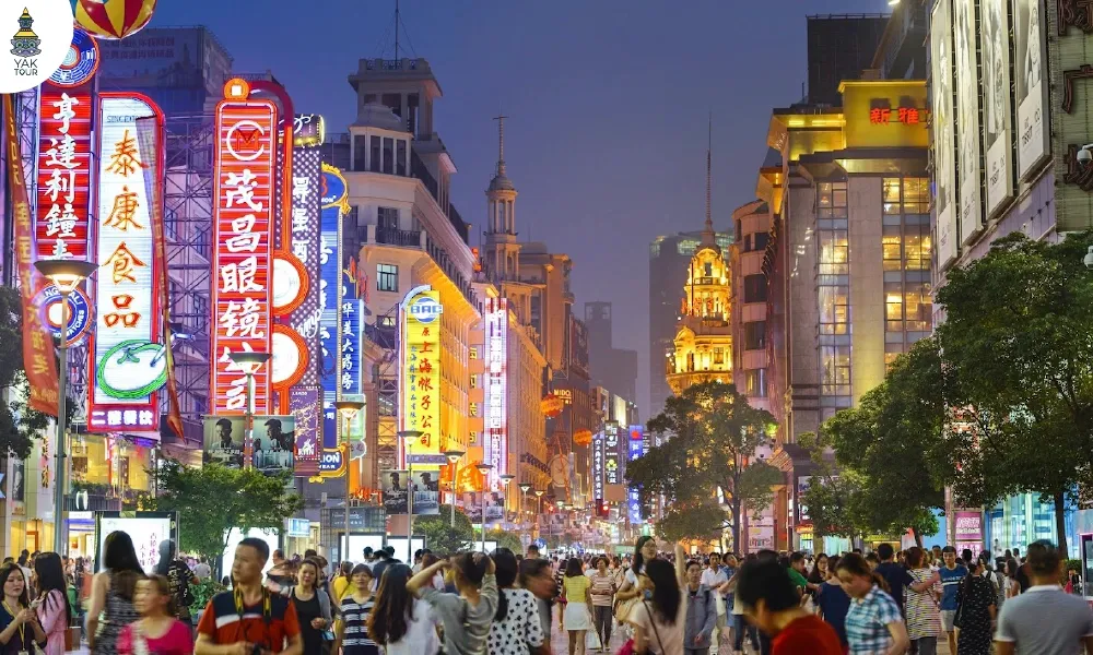 ช้อปปิ้งถนนคนเดินหนานจิง (Nanjing Road) ชมแสงสีป้ายไฟนีออนยามค่ำคืนและบรรยากาศสุดคึกคักใจกลางเมือง