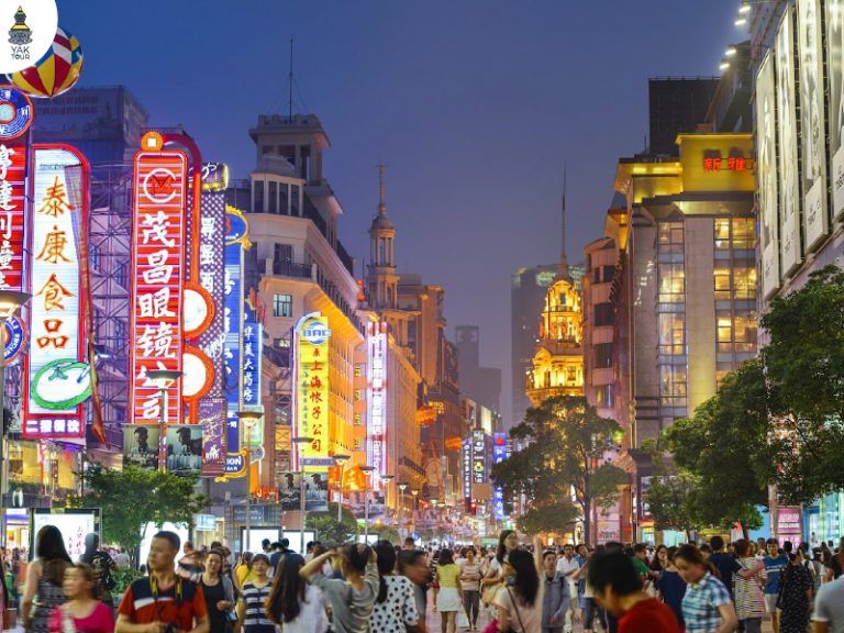 ช้อปปิ้งถนนคนเดินหนานจิง (Nanjing Road) ชมแสงสีป้ายไฟนีออนยามค่ำคืนและบรรยากาศสุดคึกคักใจกลางเมือง
