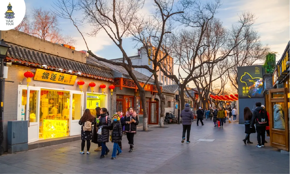 ถนนโบราณหนานโหลวกู่เซียงตรอกหู่ท่งเก่าแก่ที่มีร้านค้าและผู้คนเดินเล่น
