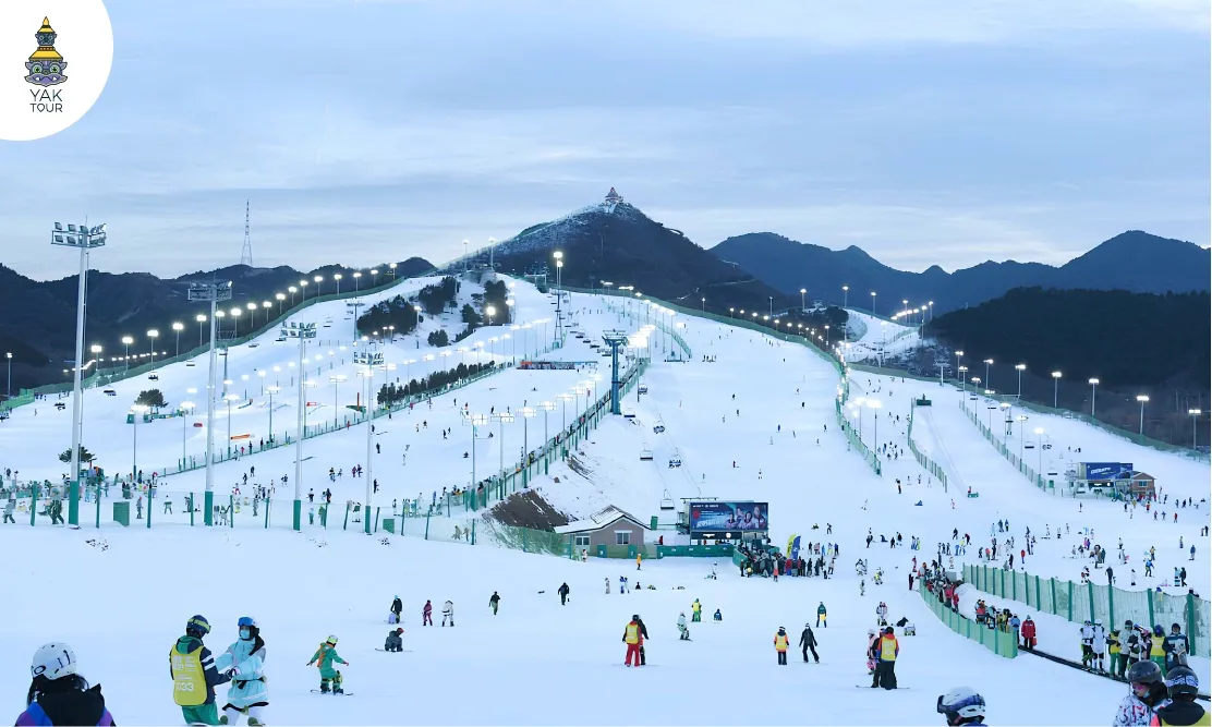 ลานสกีขนาดใหญ่ที่มีการเปิดไฟประดับสวยงามในช่วงเย็นที่หนานซานสกีรีสอร์ทเมืองปักกิ่ง