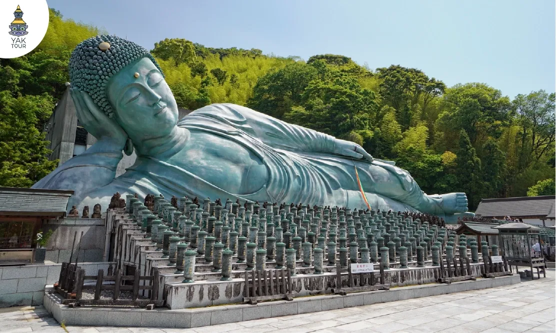 พระนอนทองสัมฤทธิ์องค์ใหญ่ท่ามกลางธรรมชาติที่วัดนันโซอิน