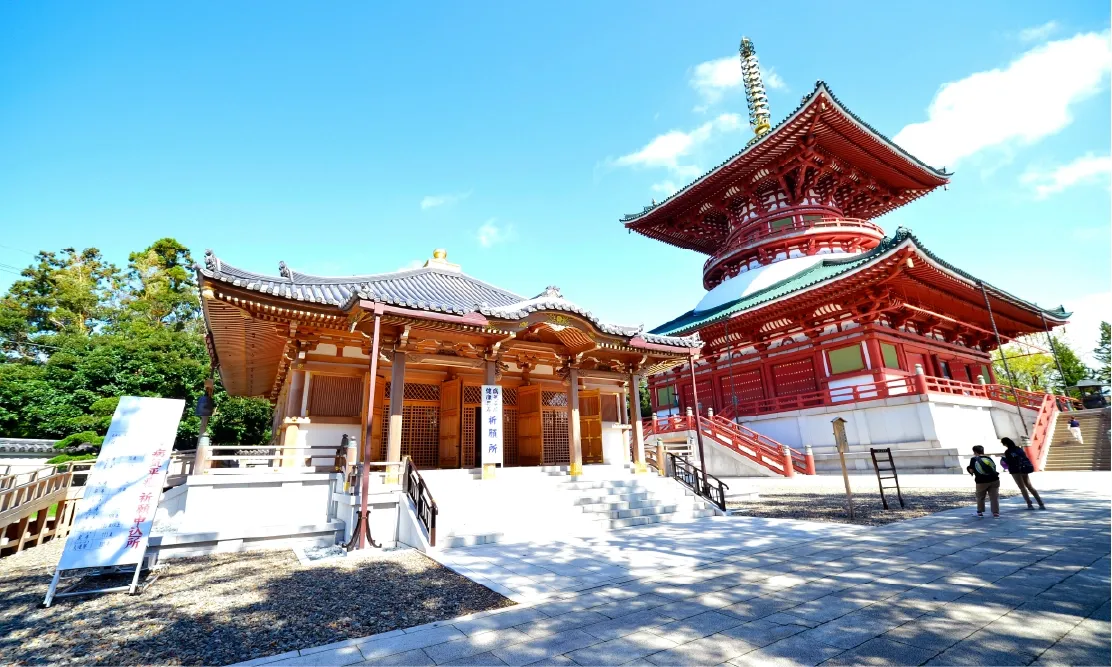 วิหารและเจดีย์ไม้สีแดงสถาปัตยกรรมดั้งเดิมภายในวัดนาริตะซัง ชินโชจิ