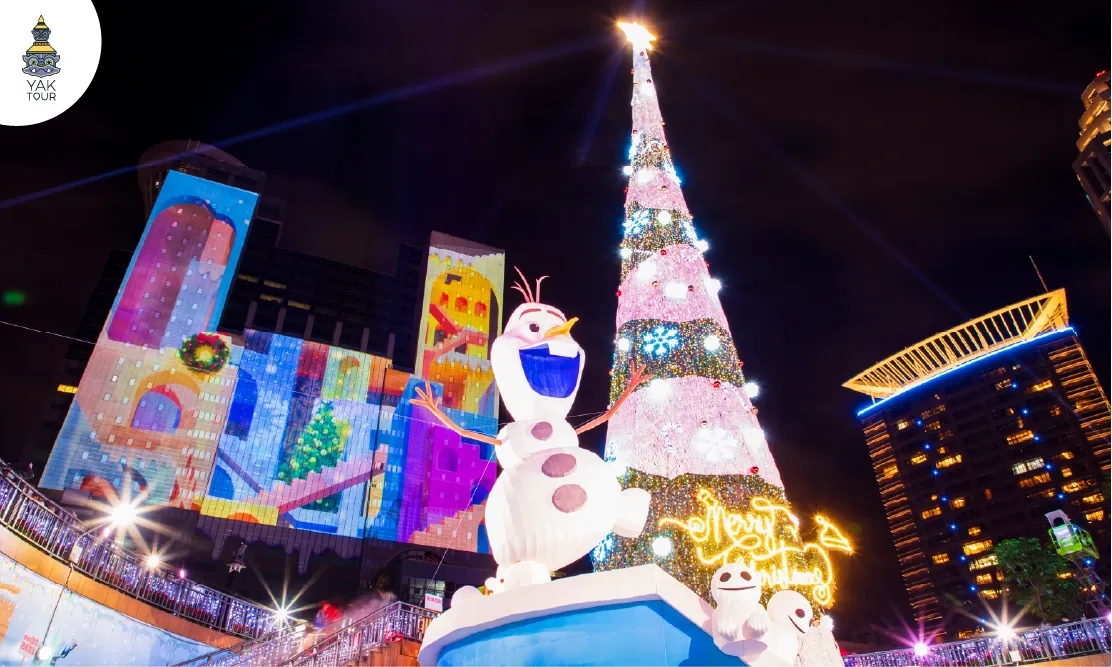 ต้นคริสต์มาสไฟประดับและตัวการ์ตูนหิมะในงาน New Taipei City Christmasland