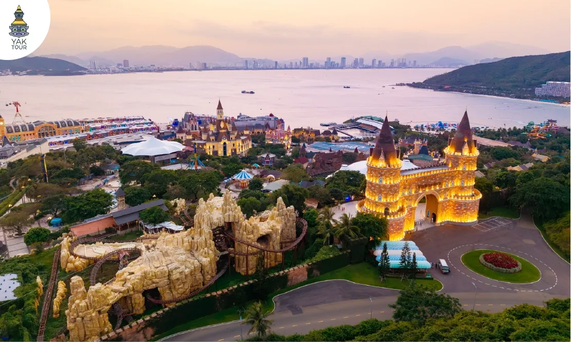 ภาพมุมสูงสวนสนุก VinWonders Nha Trang ริมชายทะเล เมืองตากอากาศญาจาง