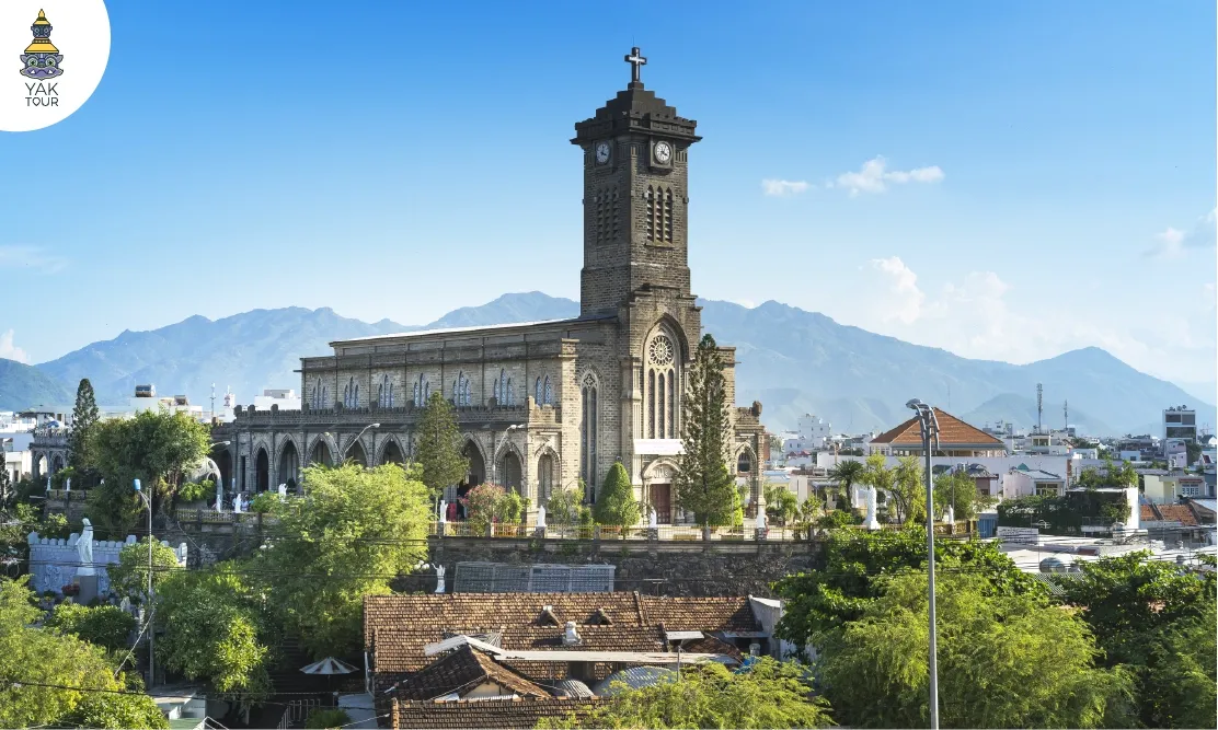 สถาปัตยกรรมหินเทาอันงดงามของโบสถ์ญาจางสไตล์โกธิคฝรั่งเศส