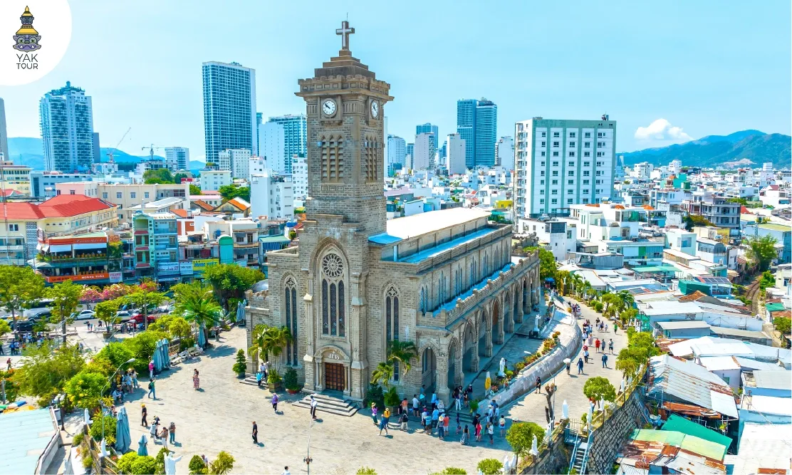 หอนาฬิกาญาจางแลนด์มาร์คริมทะเล พร้อมบรรยากาศเมืองที่คึกคัก