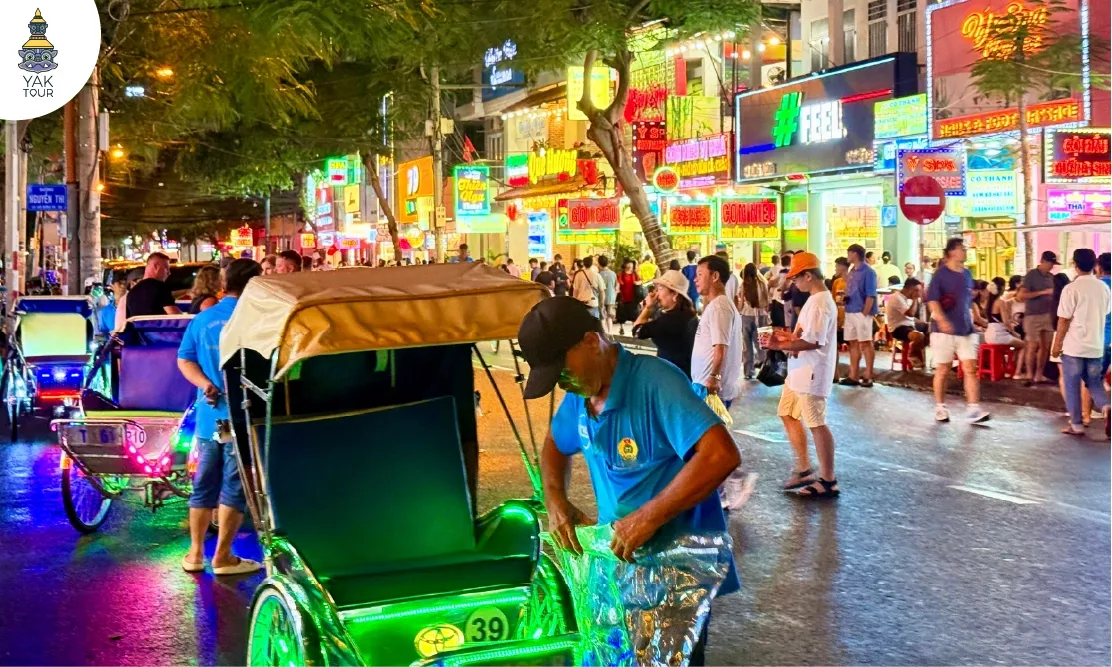 บรรยากาศคึกคักและแสงสลายามค่ำคืนที่ตลาดกลางคืนญาจาง