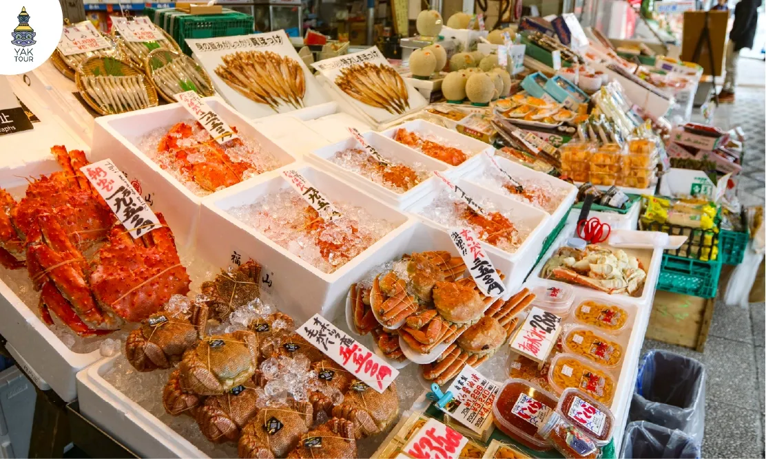 ข้าวหน้าปลาสดและอาหารทะเลที่ตลาดปลานิโจ