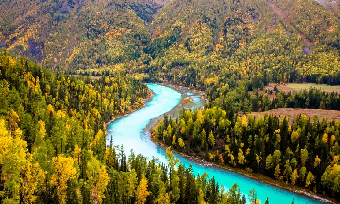 ทะเลสาบคานาสือและหมู่บ้านไม้โบราณในหุบเขาซินเจียงเหนือ