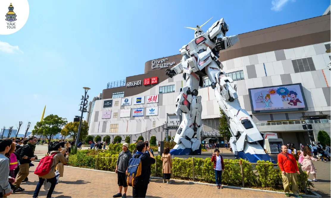 หุ่นยนต์กันดั้มขนาดยักษ์ตัวจริงตั้งตระหง่านหน้าห้าง DiverCity ย่านโอไดบะ
