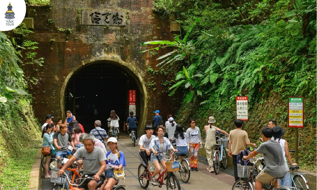 บรรยากาศนักท่องเที่ยวปั่นจักรยานเข้าสู่อุโมงค์เก่าเฉาหลิ่ง อุโมงค์อิฐแดงสุดคลาสสิก