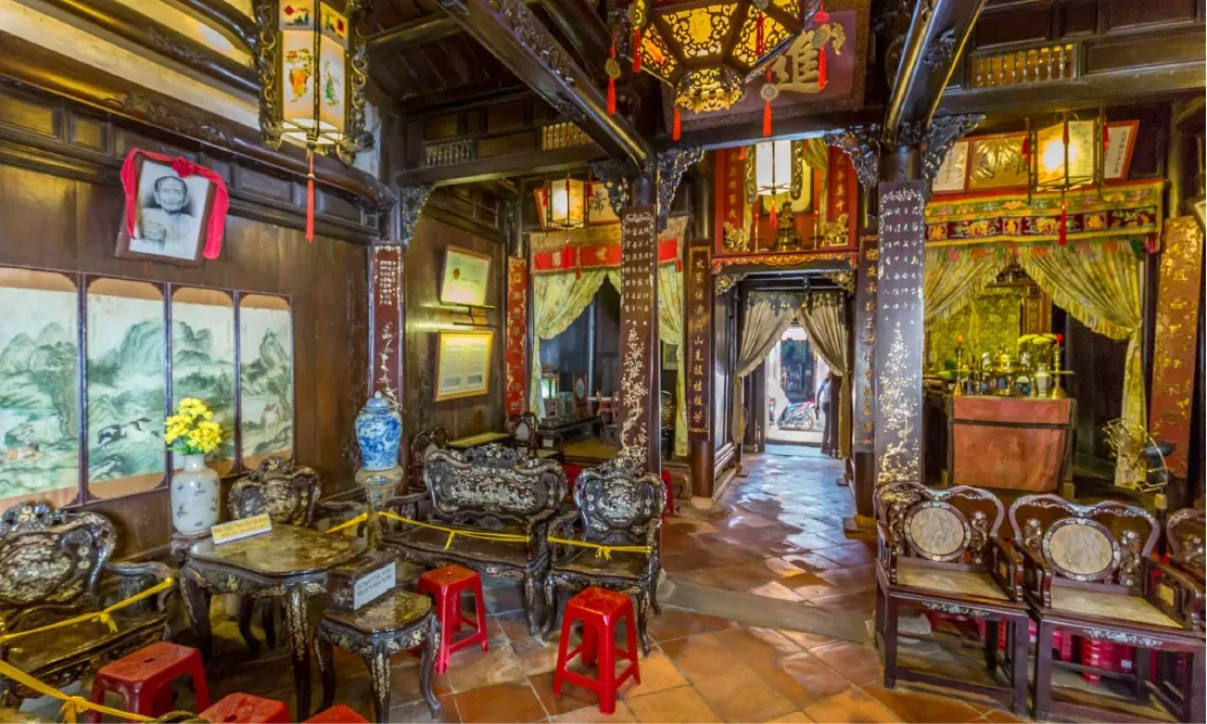 บรรยากาศภายในบ้านโบราณตันกี สถาปัตยกรรมไม้แกะสลักในเมืองฮอยอัน