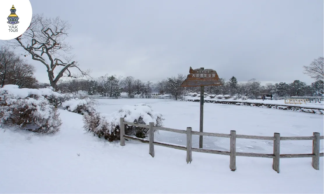ทัศนียภาพทะเลสาบน้ำแข็งและป้ายไม้สัญลักษณ์ของอุทยานแห่งชาติโอนุมะ