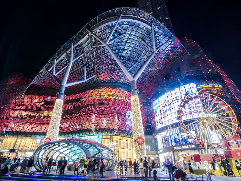 บรรยากาศแสงสียามค่ำคืนหน้าห้างสรรพสินค้าบนถนนออชาร์ด แหล่งท่องเที่ยวสิงคโปร์สายช้อปปิ้ง