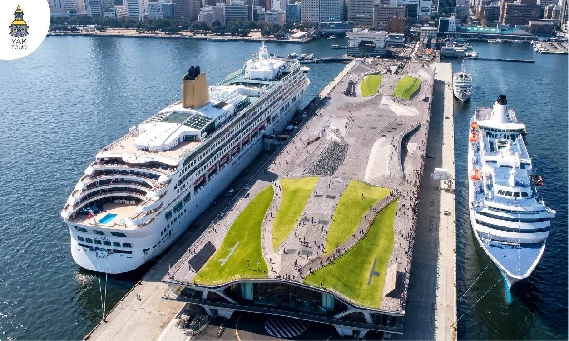มุมสูงของท่าเรือโอซันบาชิ Osanbashi Terminal และเรือสำราญขนาดใหญ่ริมอ่าว